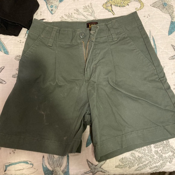 Lot 2 pairs of Lee’s Shorts - Picture 4 of 5